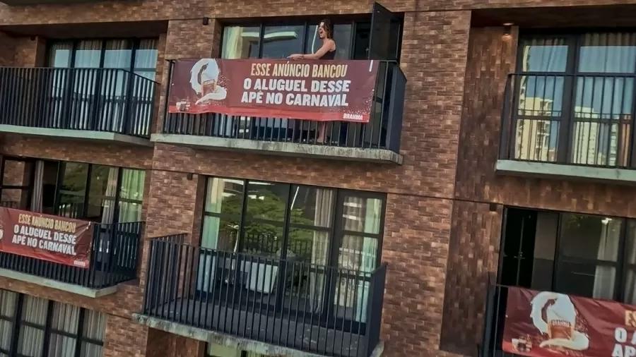 Banners promocionais controversos em sacadas de apartamentos durante o carnaval brasileiro, que renderam um Leão de Ouro em Cannes mas revelaram-se como marketing de fachada com engajamento artificial, exemplificando ativações urbanas sem autenticidade.
