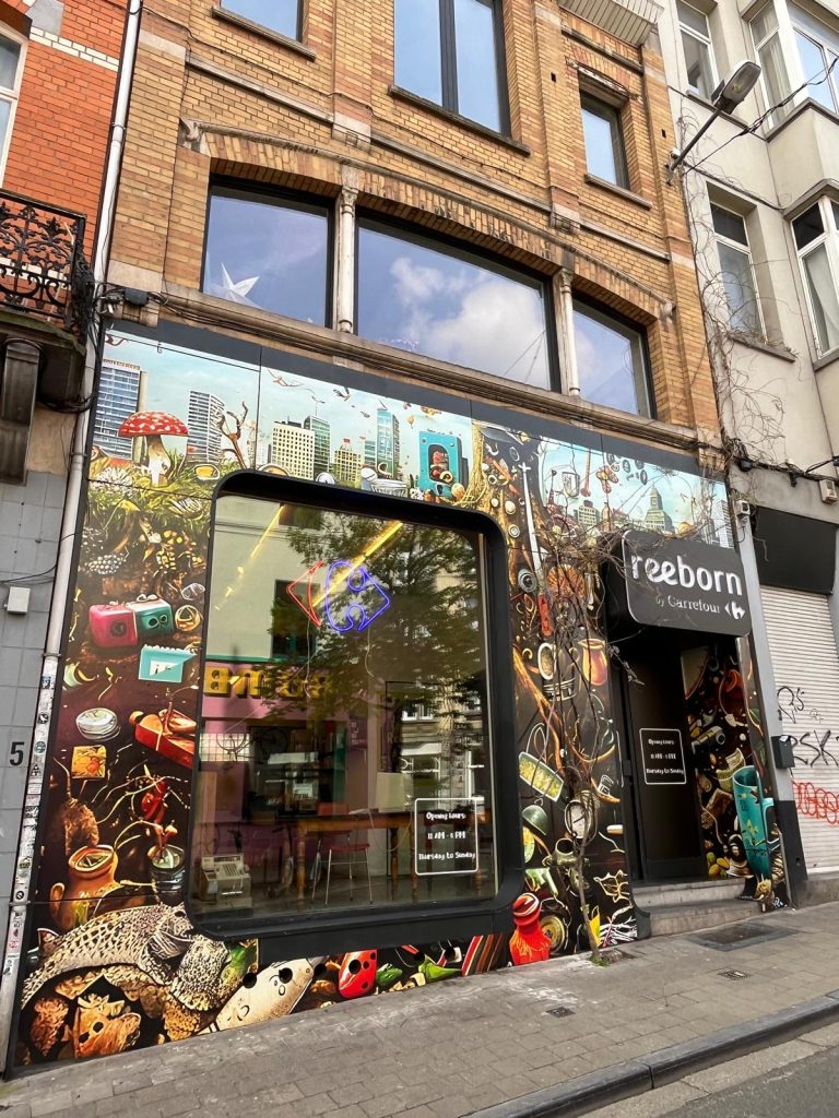 Loja pop-up do Carrefour em Bruxelas para ativação do marketplace de produtos de segunda mão, demonstrando uma ativação urbana autêntica que conecta a marca com valores de sustentabilidade e engajamento comunitário real.