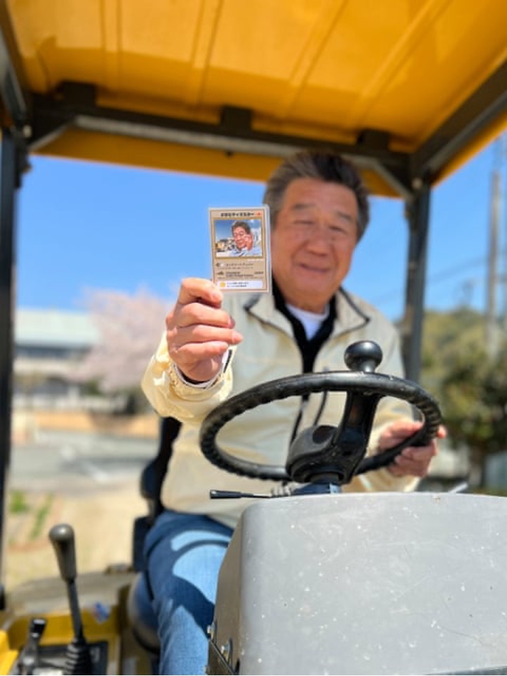 Sr. Fukushima, ex-maquinista de trem, segura a carta feita em sua homenagem.