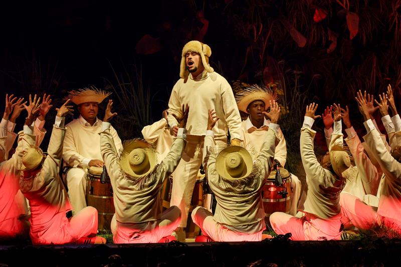 Bad Bunny se apresentando no palco durante um show de sua residência artística em Porto Rico.