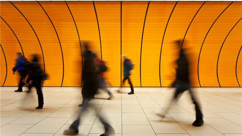 Pessoas em trânsito em espaço urbano ilustrando a diferença entre território e lugar no place branding